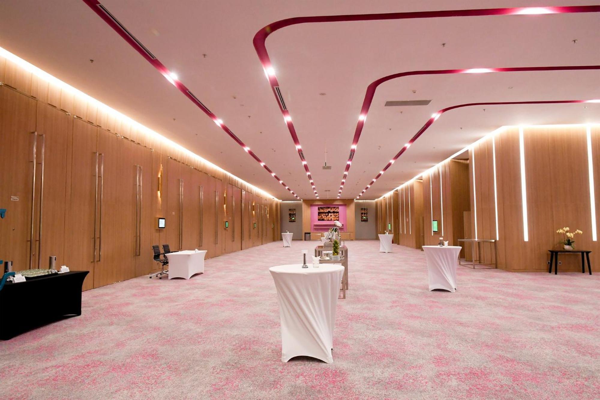Holiday Inn & Suites Saigon Airport By Ihg Хошимин Екстериор снимка