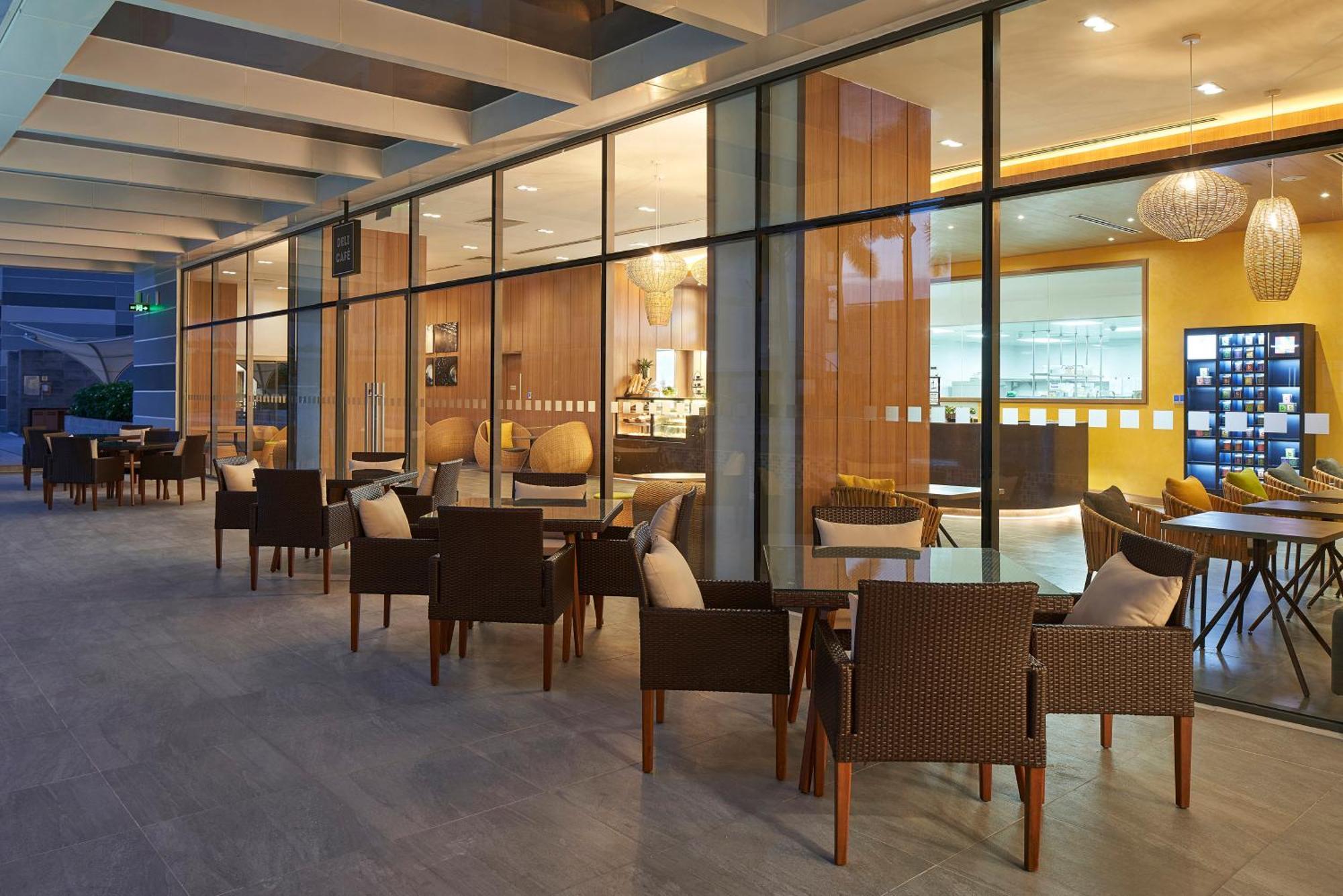 Holiday Inn & Suites Saigon Airport By Ihg Хошимин Екстериор снимка