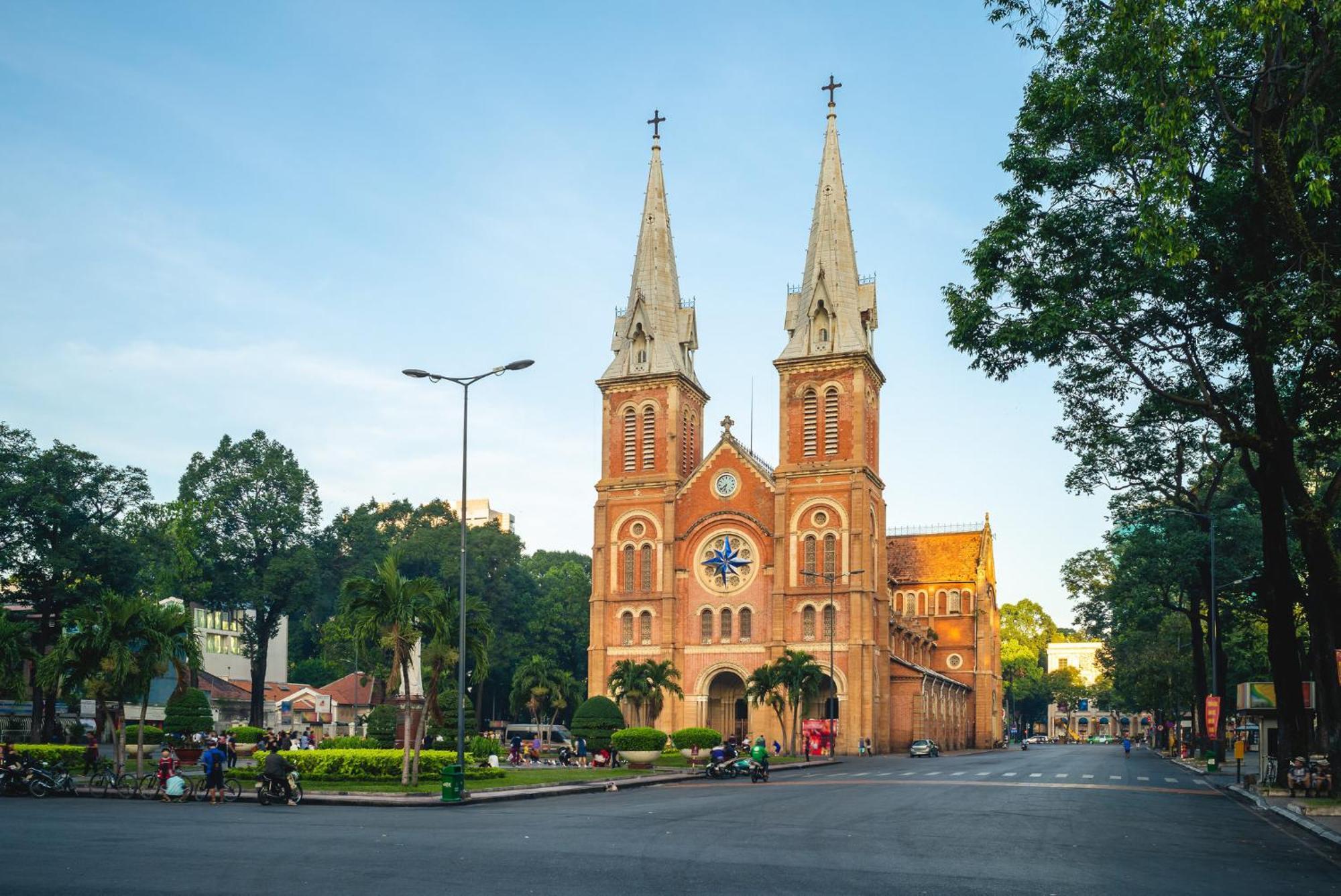 Holiday Inn & Suites Saigon Airport By Ihg Хошимин Екстериор снимка