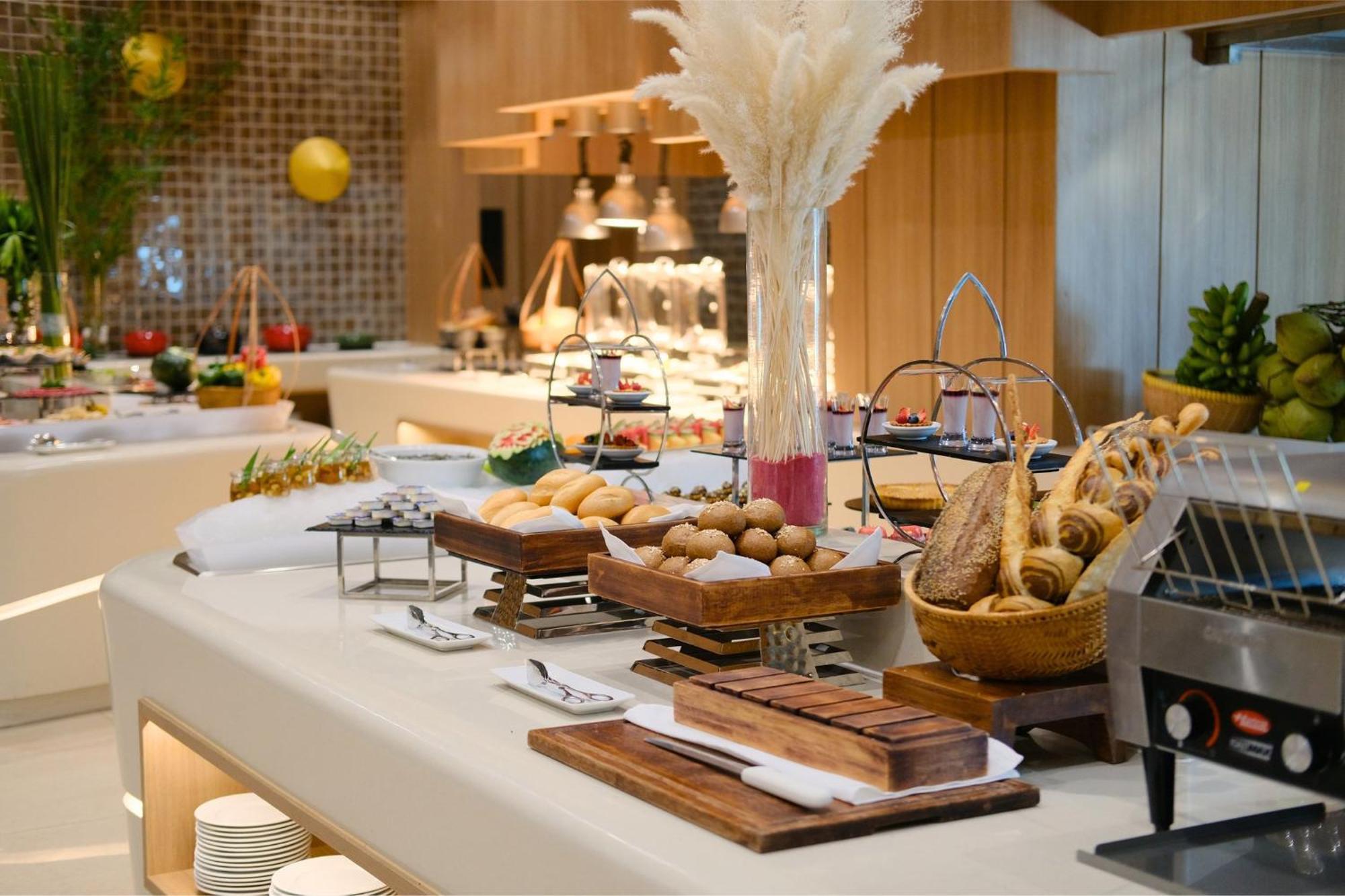 Holiday Inn & Suites Saigon Airport By Ihg Хошимин Екстериор снимка