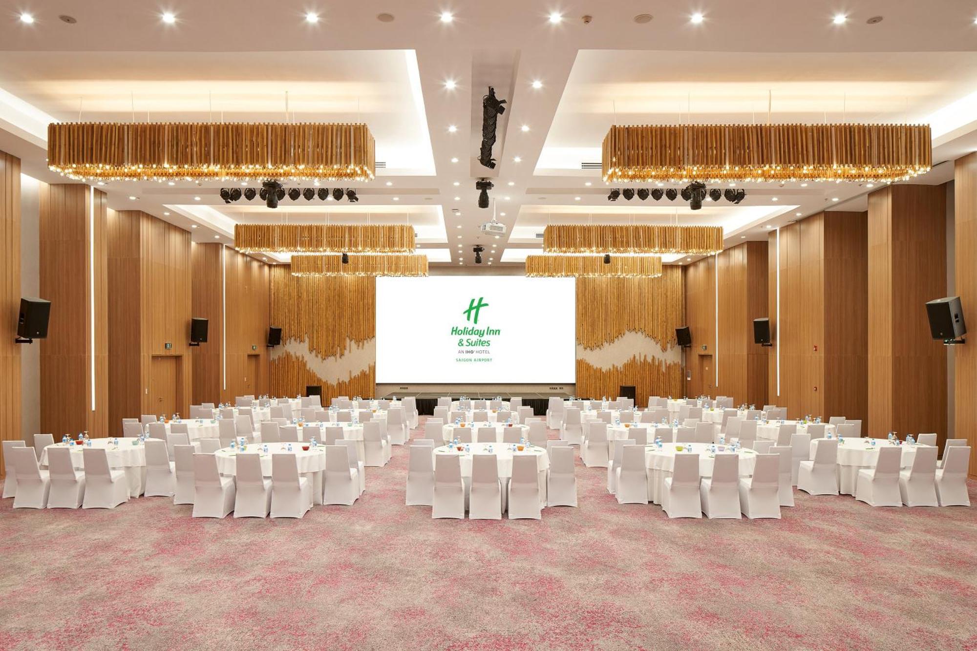 Holiday Inn & Suites Saigon Airport By Ihg Хошимин Екстериор снимка