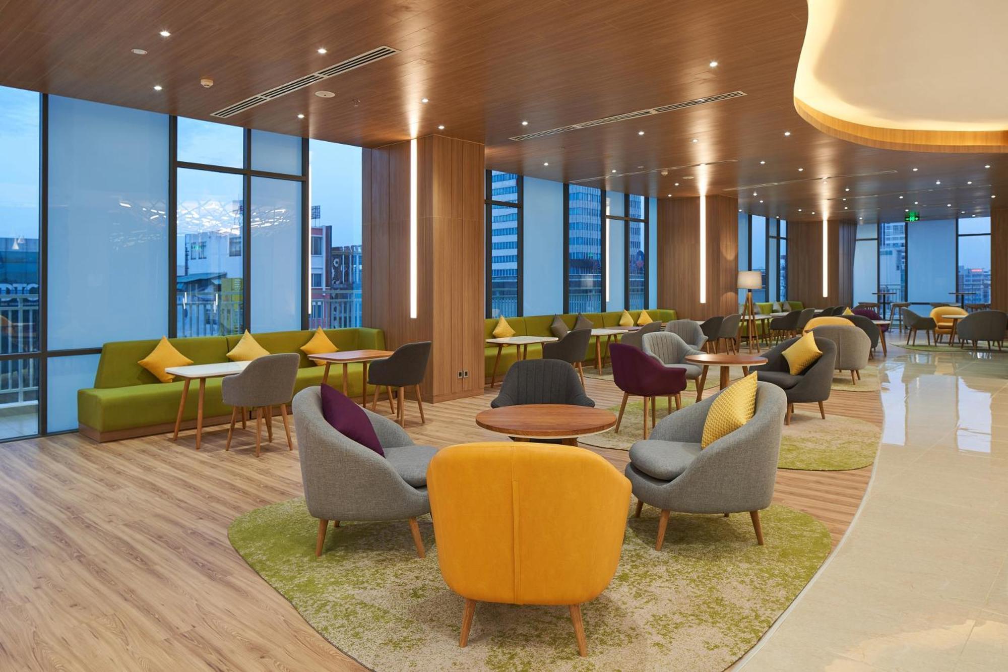 Holiday Inn & Suites Saigon Airport By Ihg Хошимин Екстериор снимка