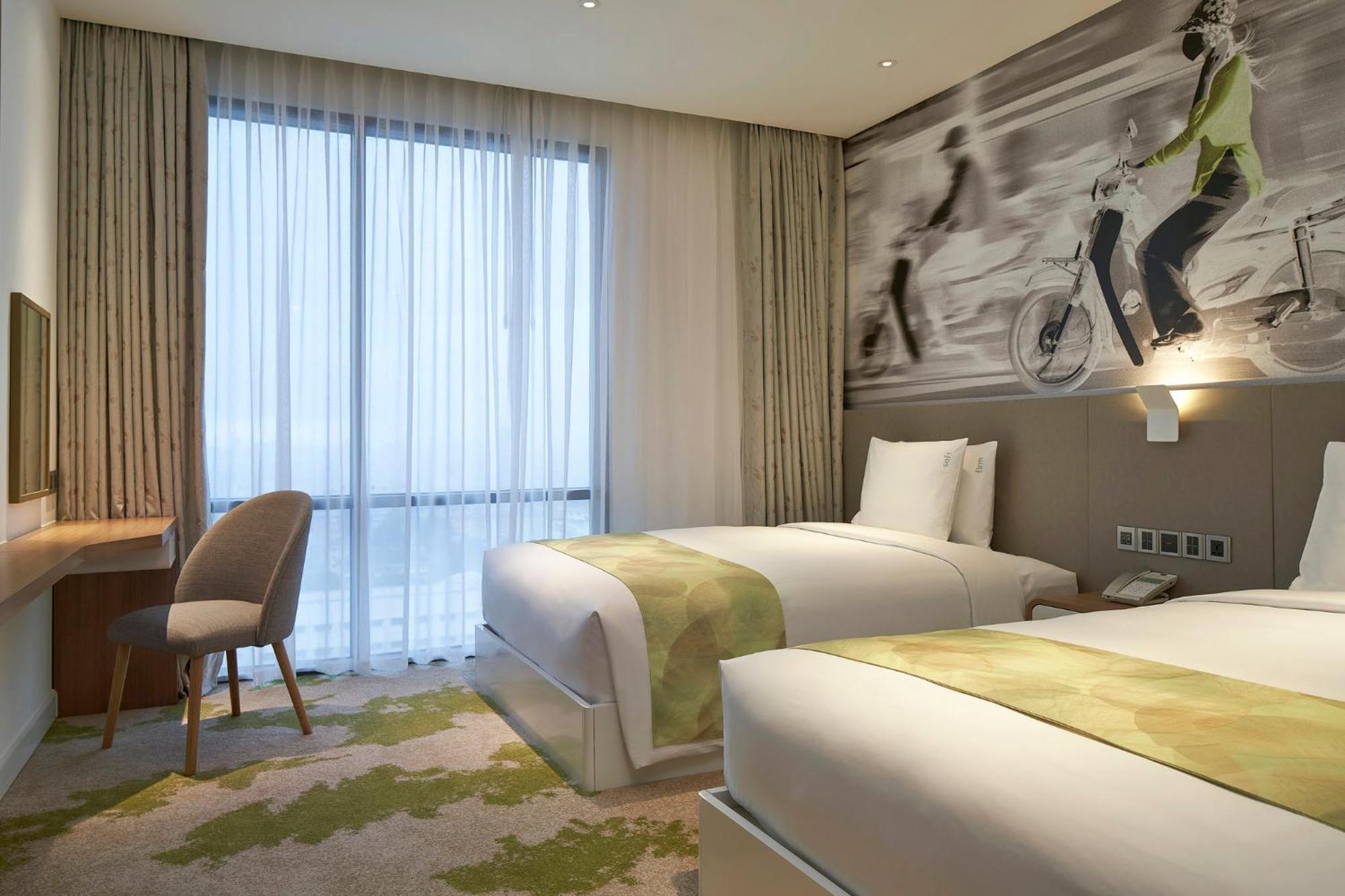 Holiday Inn & Suites Saigon Airport By Ihg Хошимин Екстериор снимка